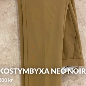 Bruna Kostymbyxor  - Byxorna är använda et fåtal gånger dock är knappen bort se sista bilden💞 