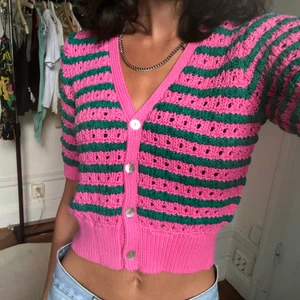 Zara kofta - Helt ny kofta från zara med prislapp kvar! Slutsåld överallt. Sista bilden visar färgen bäst!! BUDA, högsta bud: 300. Köp direkt 330