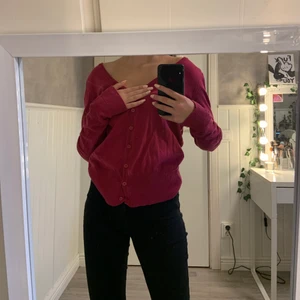 kofta från H&M - Rosa kofta från HM strl 38. Använd flera gånger,köparen står för frakten, betalning sker via Swish!