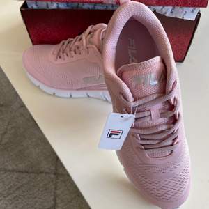 Helt nya jogging skor från fila. Har inte ens prövat dom. Superfina och fin rosa på skorna.