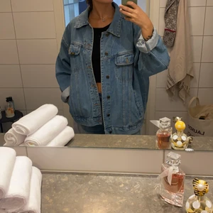 Vintage Lee  - Oversized jeans jacka köpt i vintagebutik utomlands, köparen står för frakt om det ska skickas annars kan jag mötas i Stockholm✨ Har strl M vanligtvis och på bilden kan ni se hur den sitter på mig, har även manliga vänner som vill sno den från mig och på dem( strl L man) sitter den som en standard jeansjacka 