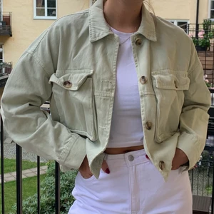 Grön jacka från Zara - Kort jacka från Zara, storlek M, sparsamt använd