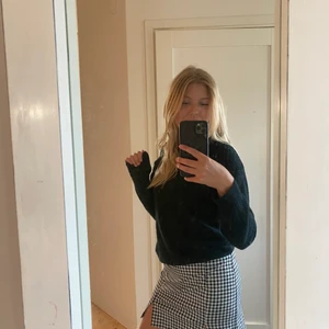 Hm - Rutig tjol från hm , andvänd några få gånger. Köparen står för  frakten som kostar runt 40 ish.