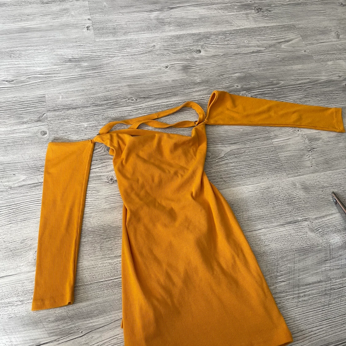 Snygg gul klänning med snörning i ryggen - 90