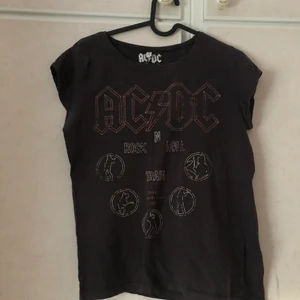 AC⚡️DC T-shirt 👕 - Fin tröja med fint märke (märket ska vara slitet!!) stl 158-164/12-14 år🦋 fint skick lite sliten annars jätte fin🥰