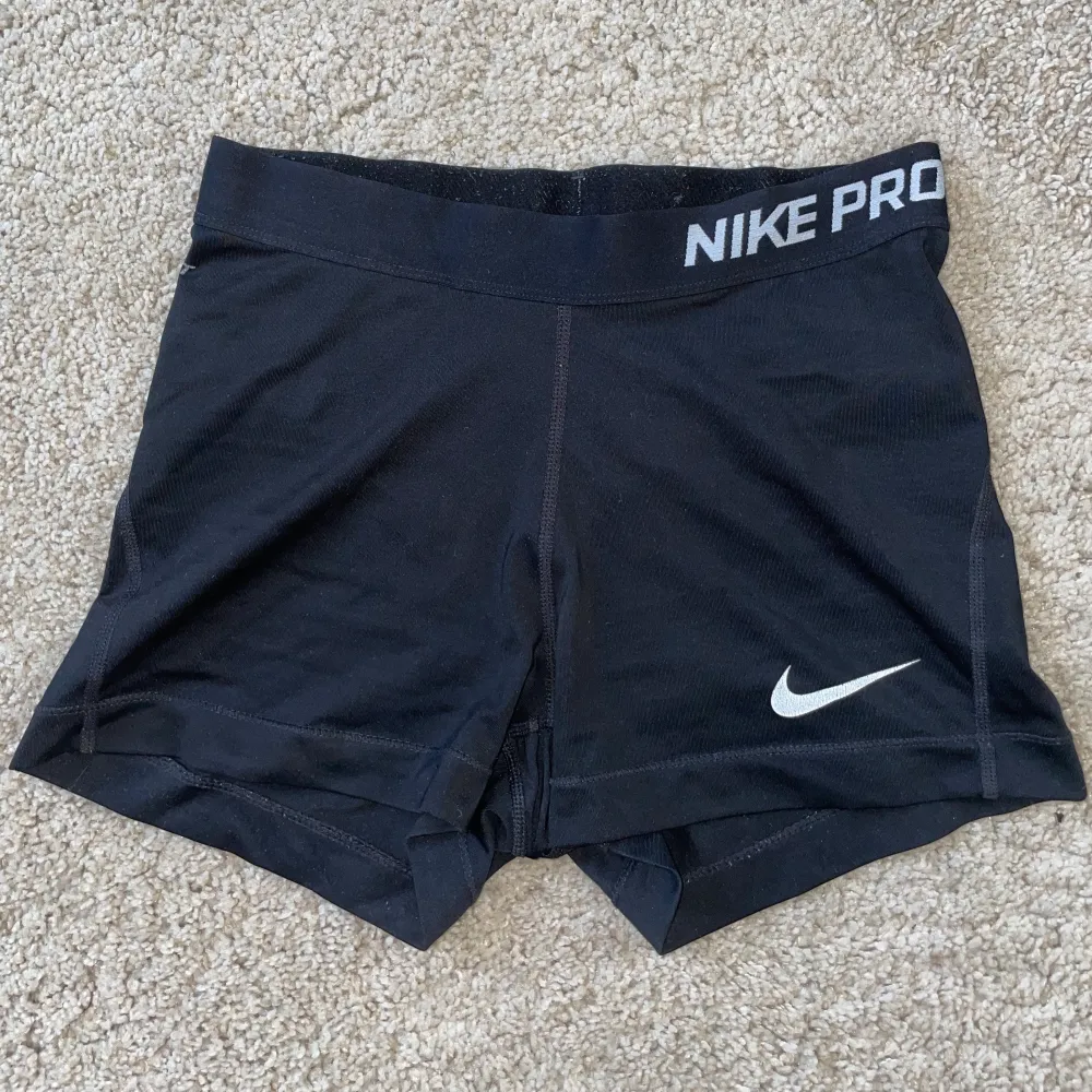 gammal modell av Nike Pro shorts, använda men bra skick. Shorts.