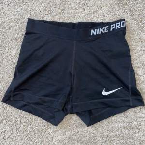 gammal modell av Nike Pro shorts, använda men bra skick