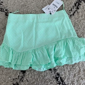 Grön kjol - Säljer denna jättefina byxkjolen från zara💚 skriv gärna om ni har några frågor