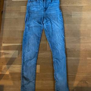 SÄLJER SJUKT BEKVÄMA JEANS FRPN LEVIS I DERAS SUPERSKINNY MODELL I STORLEK 27. Kommer inte till användning längre, köpta för 799. Säljer i svart också