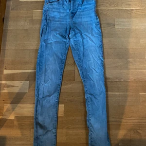 Levis skinnyjeans  - SÄLJER SJUKT BEKVÄMA JEANS FRPN LEVIS I DERAS SUPERSKINNY MODELL I STORLEK 27. Kommer inte till användning längre, köpta för 799. Säljer i svart också