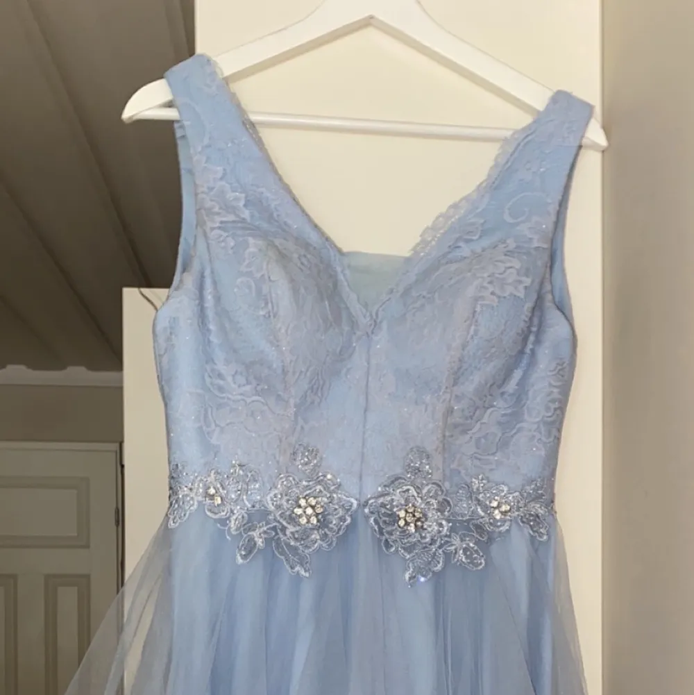 En söt blå cocktail klänning som passar bra till dagsfester. Klänningar.