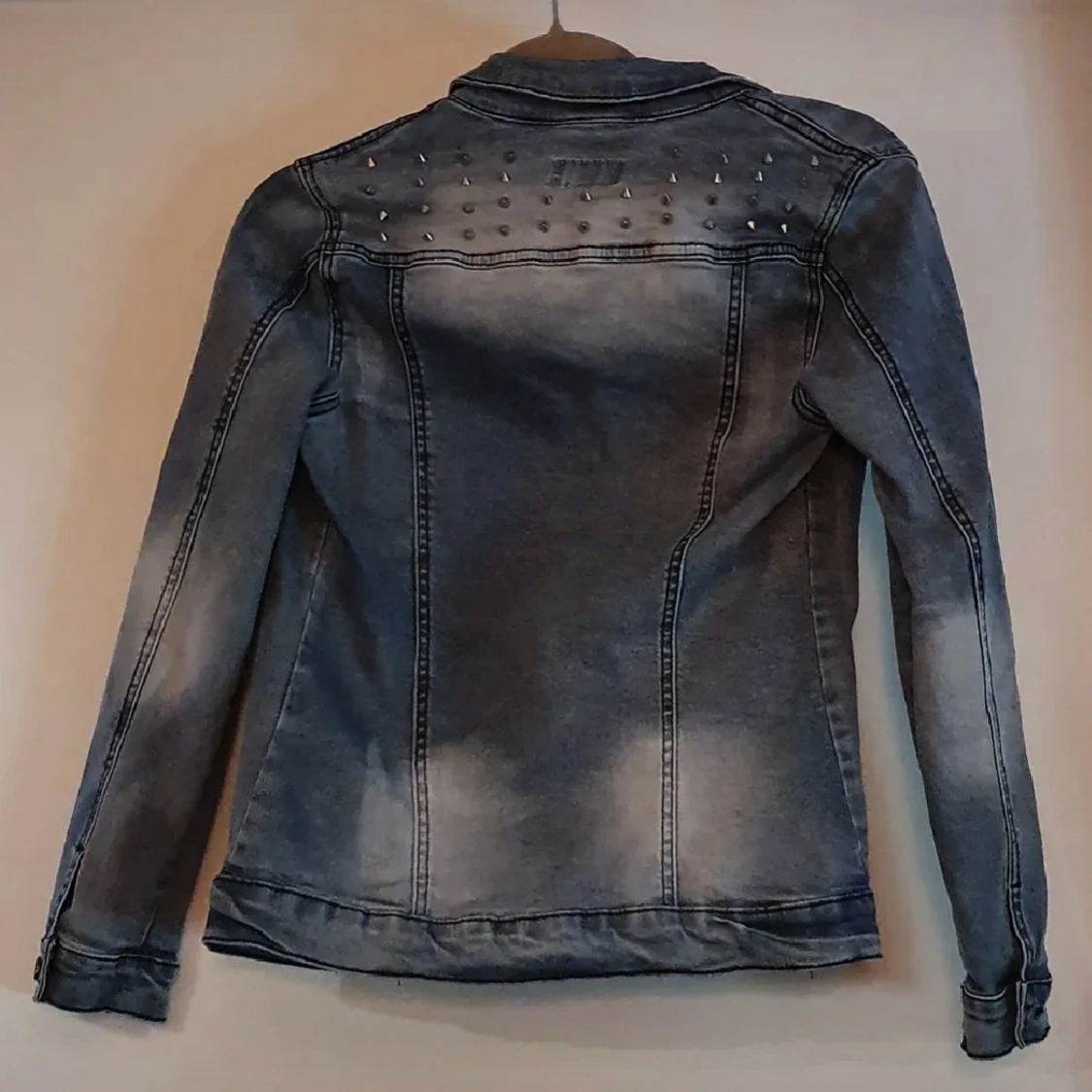 Jeans jacka med nitar - 90