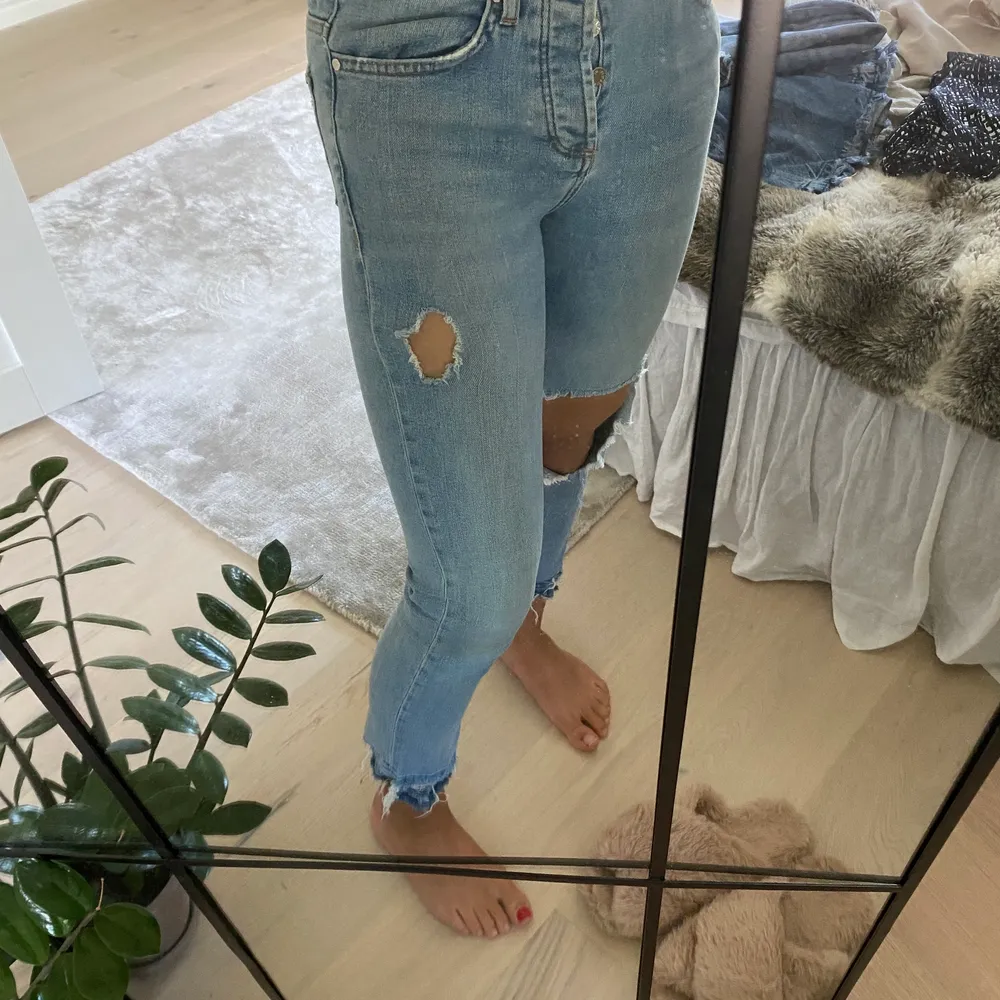 Ett par blå jeans från Mango, dom är små för mig, men ska sitta lite lösare i modellen! Dom är i stl 34!💘 Mycket fint skick!. Jeans & Byxor.