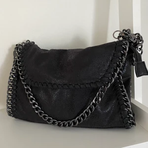 Stella McCartney  - Jag säljer min Stella McCartney liknande väska då den inte kommer till användning, köpt för ca 1 månad sen och använd ca 3ggr💞 banden är justerbara och det är 1 inneficka💞💞