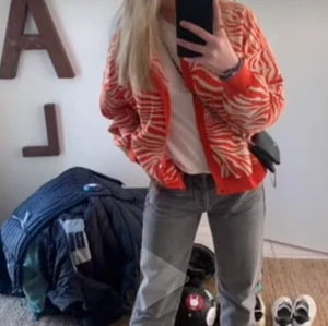 Tröja  - Säljer denna slutsålda zebratröja från zara☺️Om fler är intresserade blir det budgivning. Köp direkt för 400kr!