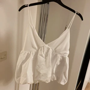 V ringad linne - Superfint linne från zara i strl M som är helt oanvänd, säljer för 200kr🌸 frakten betalas av köparen