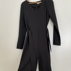 Byxdress från Vero Moda. Aldrig använt. - Byxdress som sitter tajt och snyggt i storlek XS. Aldrig använt endast testat. Byxan är utsväng vid benen. Bilder kan skickas vid önskan.