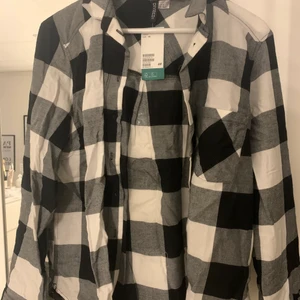 Rutig skjorta  - Superfin rutig skjorta, aldrig använd (prislapp kvar). Köparen står för frakten.