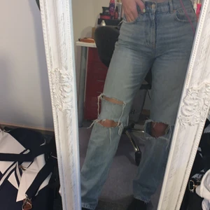 Högmidjade gina jeans i strl 34 - Jättesnygga jeans i bra skick, säljer för har ett par liknande i annan färg men dessa jeans sitter perfekt på längd och midja jag är 165🥰🥰🥰