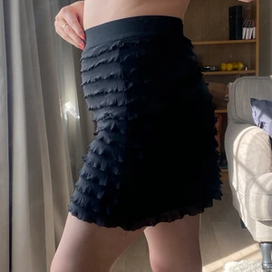 Volangkjol - Svart kjol med volanger i storlek M