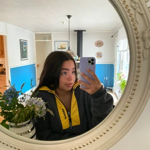 Adidas hoodie - Snygg adidas tröja köpt på Urban Outfitters förra året. Storleken är S i herrstorlek vilket gör att den sitter oversized på mig som vanligtvis har xs-s i kläder. Köparen står för eventuell frakt:)