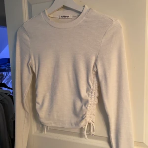Snygg Vit tröja  - Så fin vit tröja med snörning på sidan, använd en gång, storlek s. 💘buda från 80kr eller köp direkt för 100kr💘