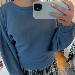 Blå sweatshirt från Wera  - Säljer denna blåa sweatshirt med ballong liknande ärmar, kommer inte till användning! Från Wera köpt på Åhléns. Storleken är XS men skulle passa S beroende på om man vill ha den lite lösare eller tajtare. 80kr + frakt som köparen står för💙💙