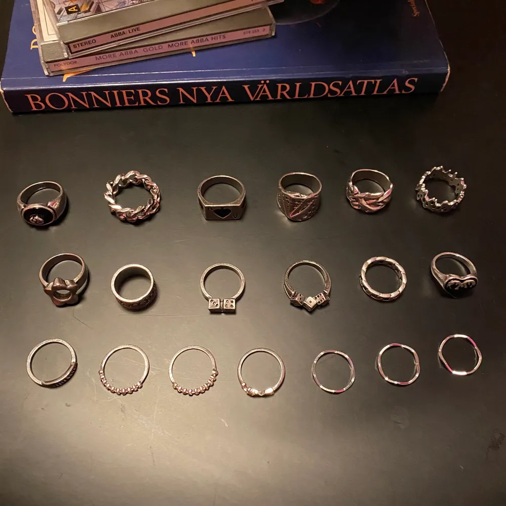 massvis med riktigt coola silvriga ringar❤️‍🔥 antingen är de för stora för mig eller så har jag bara inte fått användning av dem :-( 35kr/st, 10kr/st för nedersta raden, bjuder på frakten vid köp av fler än två<3. Accessoarer.