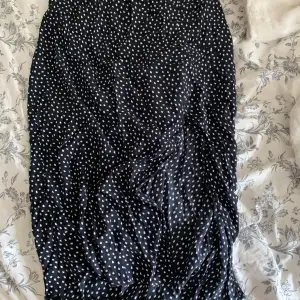 säljer denna fina svarta midi kjolen med vita prickar som är jättefin och passar med så mycker. den på bilden är M men säljer egentligen den som är S som är då lite mindre än den på bilden. jätte skönt material och har en fin slits på en av benen som är jättesnyggt😍😆