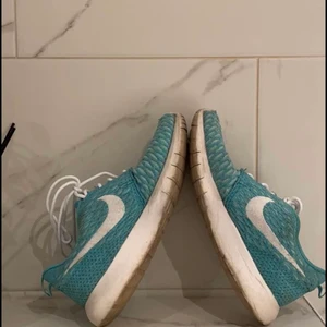 Turkosa Nike’s - Turkosa sneakers från Nike. Använda men i gott skick. 