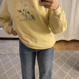 Gul Vintage Sweatshirt - Säljer denna riktigt snygga, somriga och trendiga sweatshirt som är vintage. Tröjan är i jättebra skick och är i storlek Small/medium, då den passar perfekt på båda. Kan mötas upp i Sundsvall om det önskas :)
