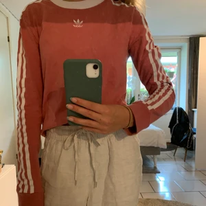 Adidas tröja  - Väldigt snygga rosa adidas tröja som är i väldigt bra skick☺️ skönt material och bra passform🤩🤩