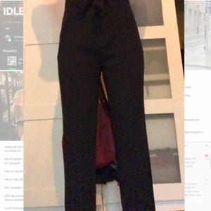 Snygga kostymbyxor - Snygga högmidjade kostymbyxor som tyvärr har blivit för stora för mig. De har ett band runt midjan som man kan knyta i en rosett om man vill. Inte använda så mycket så i väldigt bra skick.