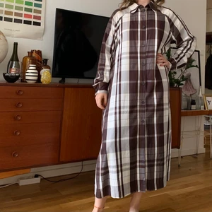 Klänning - Fin rutig klänning ifrån Monki