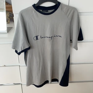 Vintage champion tröja! - Det är dags att sälja min champion tröja som är använd fåtal gånger. Denna köpte jag i USA för ett par år sedan.      Eftersom att jag inte har använt den så mycket så är den i ett väldigt bra skick! Storlek L men passar även M.      Skriv om ni är intresserade!😊(Pris kan diskuteras)