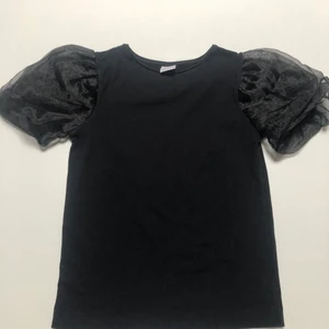 Zara t-shirt med puffärmar - Använd mycket men är i väldigt bra skick!