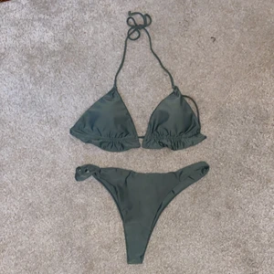 Bikiniset  - Bikiniset i grönt med söt volang. Aldrig använd men supersnygg!! Ni får dem tillsammans. Köparen står för frakten om det ska fraktas