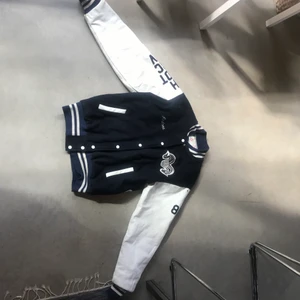 College jacka Strl M - Säljer min collegejacka eftersom att den är en aning förstor. Jackan är strl M, cond 8/10 väldigt bra skick för att vara så gammal. Jag kan stå för frakt vid BIN, tar även bud.