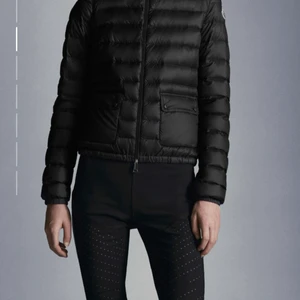 Moncler jacka - En perfekt höst jacka i jätte fint skick från moncler!