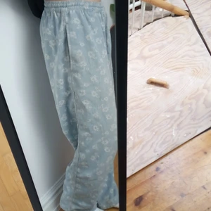 Polar skejtbyxa - Blommiga Polarbyxor.