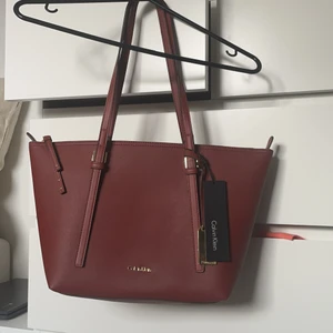 Calvin Klein väska  - En helt ny oanvänd Calvin Klein väska, ordinarie pris:1120kr men säljer för 400kr