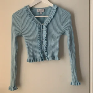 Topp från &otherstories - Hej! Säljer nu en söt topp från &OtherStories i storlek S. Det går även att knäppa upp knapparna om man skulle vilja. Enligt mig är den fin i alla årstider. Säljer då den helt enkelt inte kommit till användning. Hör av dig om du är intresserad! 😊