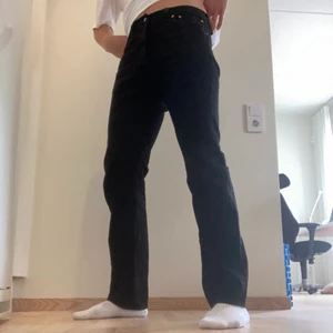 Svart Levis 501 W34 W34 - Säljer helt fräscha 501:er. Blivit liggande då 505er passar mig bättre. 501 er är smalare i låren om vid jämförelse 