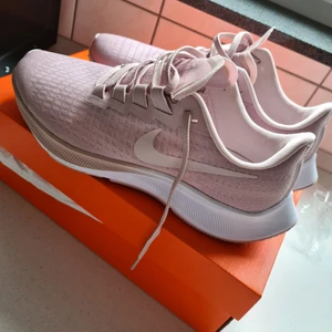 Nike zoom Pegasus - Ett par helt nya träningsskor från Nike som är använda 2 gånger inomhus. Storlek 41 och innermått 26.5cm. Något små i storlek och säljes av den anledningen. 
