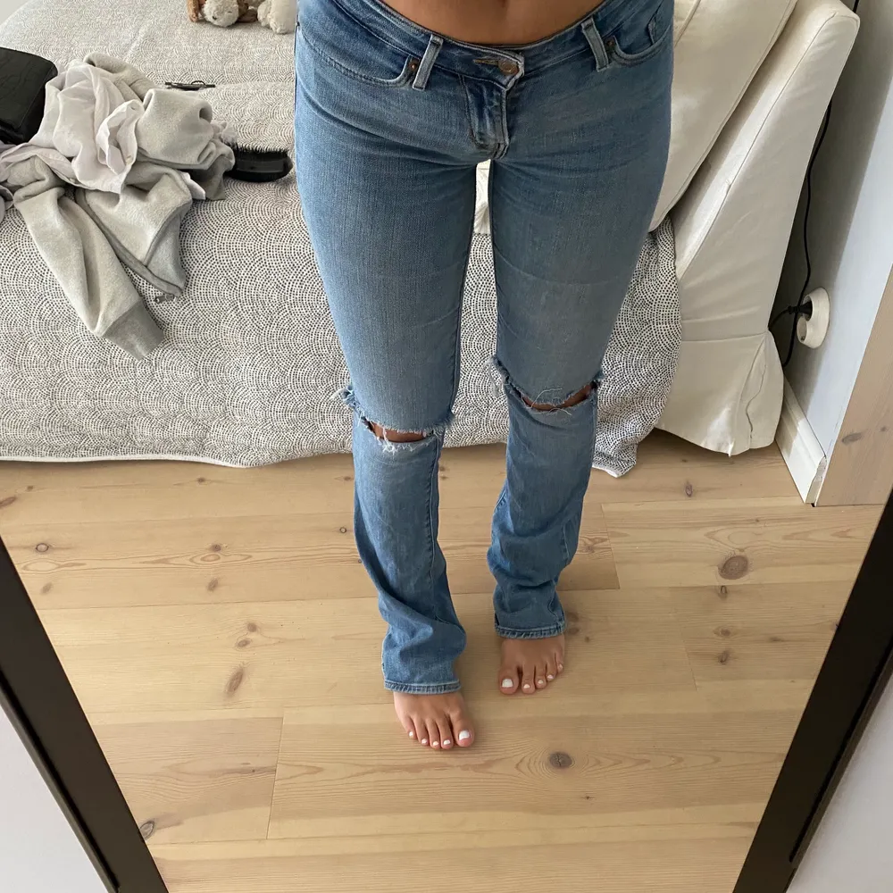 Snygga lågmidjade Levis jeans i modelen 715 bootcut. Använda väll men sitter forfarande som en smäck. Egna gjorda hål och slitna ner till som gör det till en stor detalj. Köpa för 700-800kr säljer för 200 kr eller högre bud. Jag själv har 36/38 i byxor och de sitter bra väldigt skönt material så de blir stretchiga.. Jeans & Byxor.