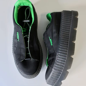 Puma x Rihanna sneakers strorlek 38,5 - Puma x Rihanna sneakers i storlek 38,5. Skorna är i mycket bra skick. Pris 200 kr, ordinariepris 1000 kr