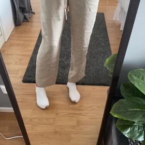 Linnebyxor 💞⚡️🦋😩🧚🏼‍♀️ - Ett par linnebyxor som är använda få gången! Väldigt bra skick! Byxorna är från hm och är i storlek xs/32. Jag säljer dessa för jag inte har nån använder för dessa! Jag köpte dom för 250.