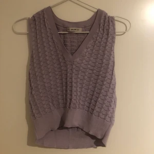 Lila väst - Lila väst i onesize, skulle säga att den är ungefär en S, köpare står för frakt:) 