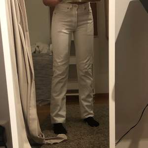 Vita straight leg jeans från Levis, står storlek 27/32 men skulle säga att de sitter som 32(xs). Går ner till golvet på mig som är 165:) köparen står för frakt