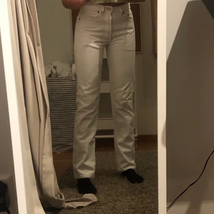 Vita Levis jeans - Vita straight leg jeans från Levis, står storlek 27/32 men skulle säga att de sitter som 32(xs). Går ner till golvet på mig som är 165:) köparen står för frakt
